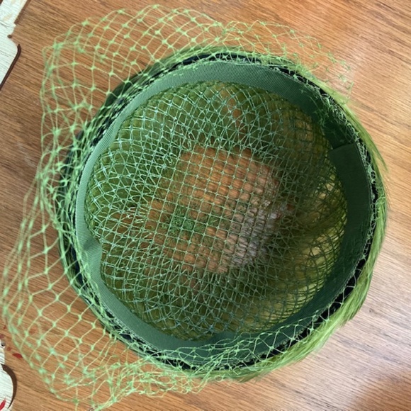 VINTAGE green feather hat with netting - Picture 5 of 6